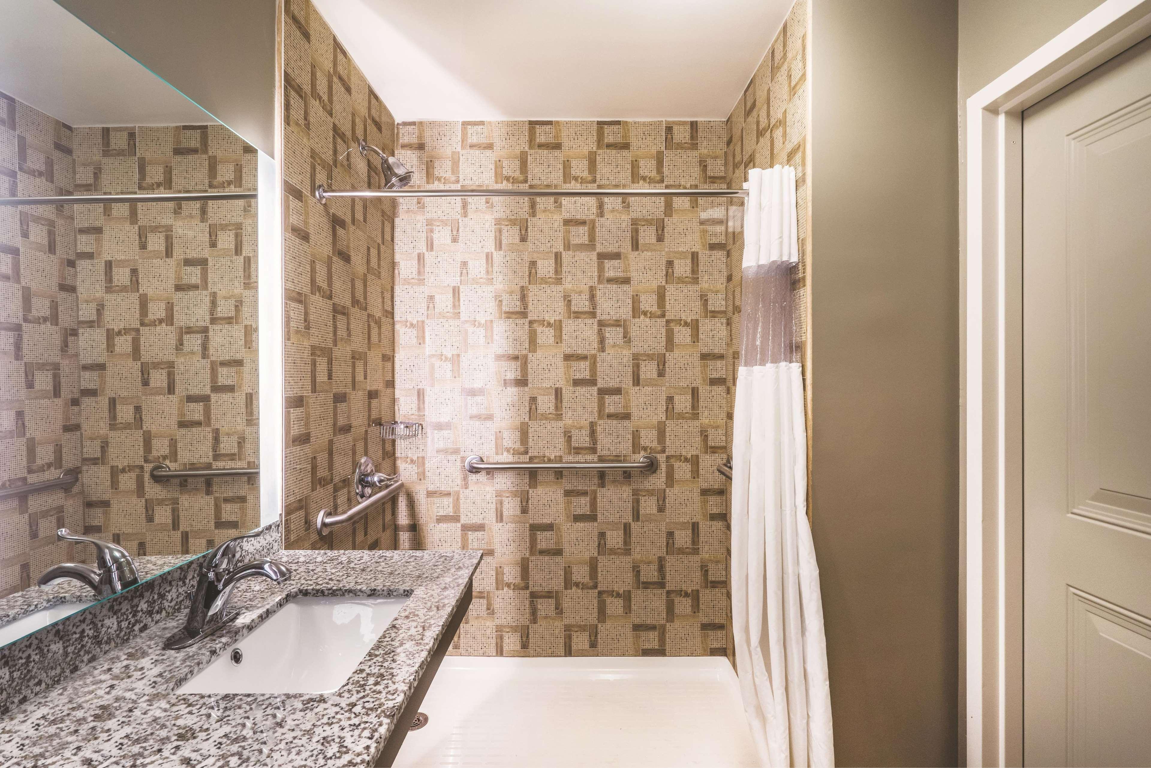 La Quinta By Wyndham Brooklyn Central New York Exterior foto