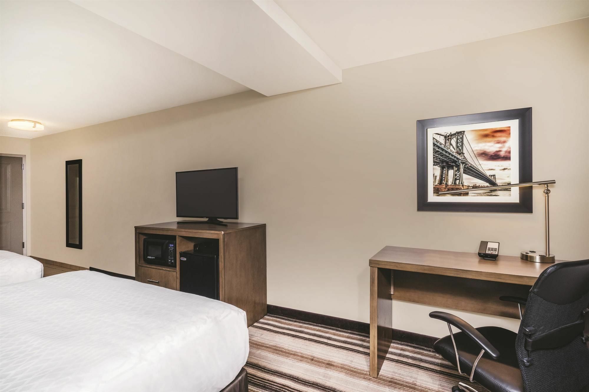 La Quinta By Wyndham Brooklyn Central New York Exterior foto