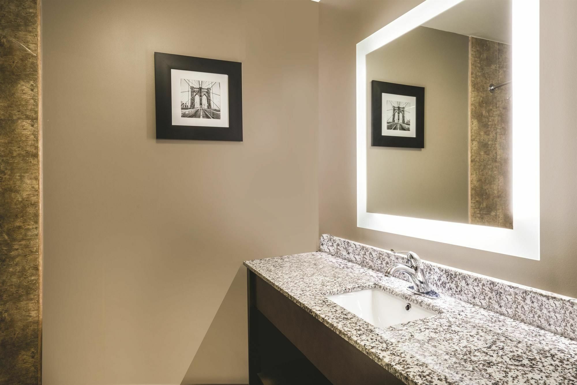 La Quinta By Wyndham Brooklyn Central New York Exterior foto